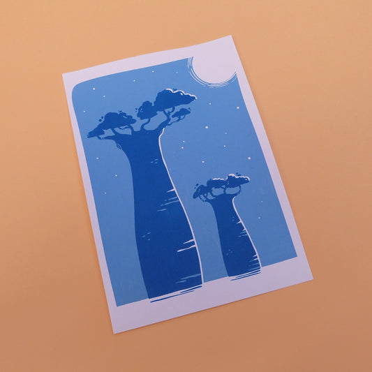 Impression d'une carte en sérigraphie artisanale. Illustration faite à la main représentant l'Allée des Baobabs à Madagascar, de nuit.