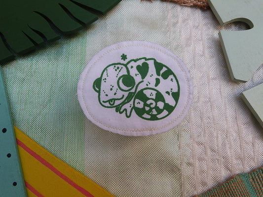 Broche dessinée et sérigraphiée à la main. Caméléon.
