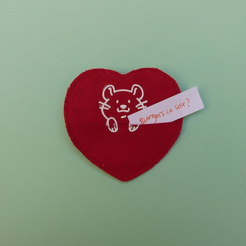 Broche en forme de cœur avec un animal. La broche a une petite poche pour y cacher un mot ou un bonbon ! Entièrement faite à la main avec des chutes de tissus.