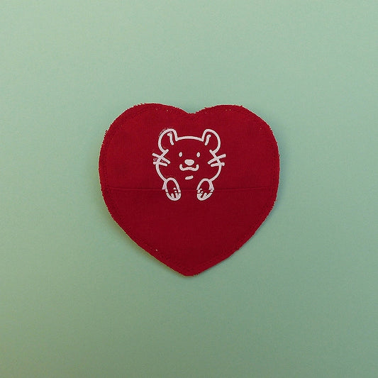 Broche en forme de cœur avec un animal. La broche a une petite poche pour y cacher un mot ou un bonbon ! Entièrement faite à la main avec des chutes de tissus.