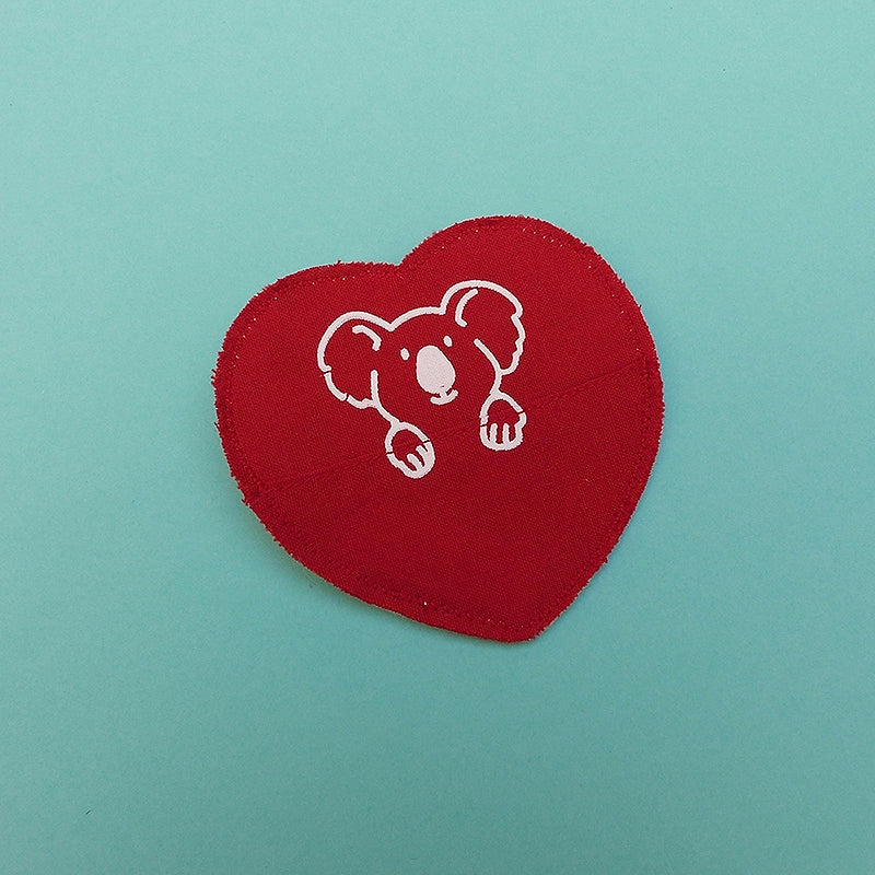 Broche en forme de cœur avec un animal. La broche a une petite poche pour y cacher un mot ou un bonbon ! Entièrement faite à la main avec des chutes de tissus.