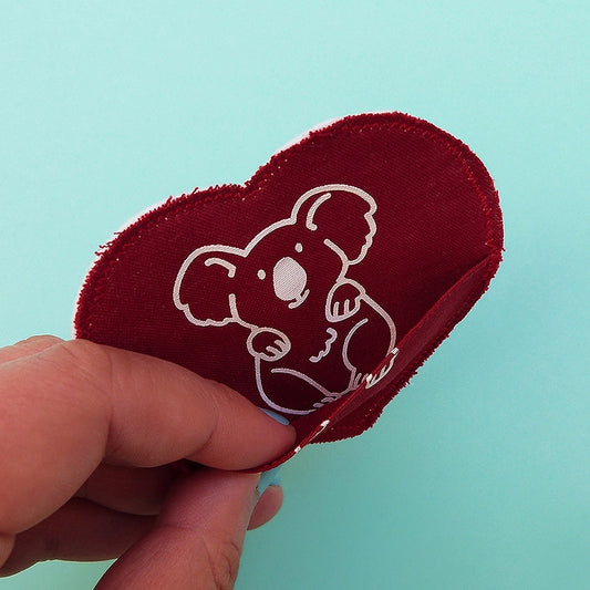 Broche en forme de cœur avec un animal. La broche a une petite poche pour y cacher un mot ou un bonbon ! Entièrement faite à la main avec des chutes de tissus.