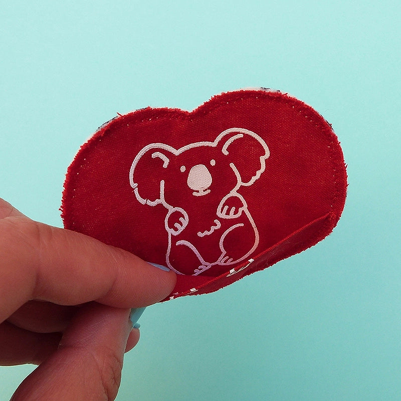 Broche en forme de cœur avec un animal. La broche a une petite poche pour y cacher un mot ou un bonbon ! Entièrement faite à la main avec des chutes de tissus.