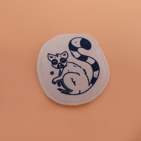 Broche mignonne fabriquée à la main avec des chutes de tissus. Dessin de lémurien