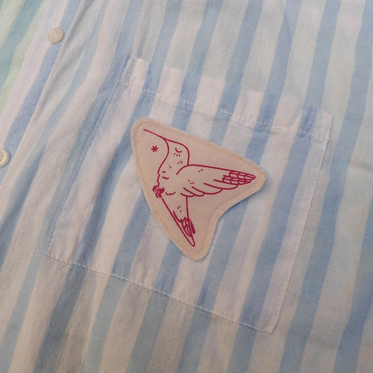 Broche mignonne fabriquée à la main avec des chutes de tissus. Dessin de colibri.