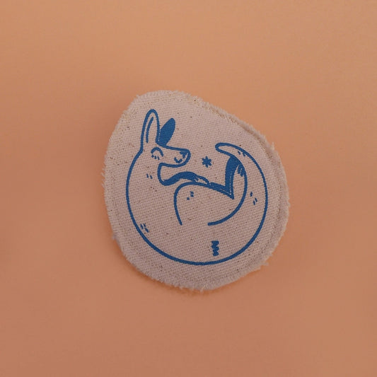 Broche mignonne fabriquée à la main avec des chutes de tissus. Dessin de kangourou rigolo.