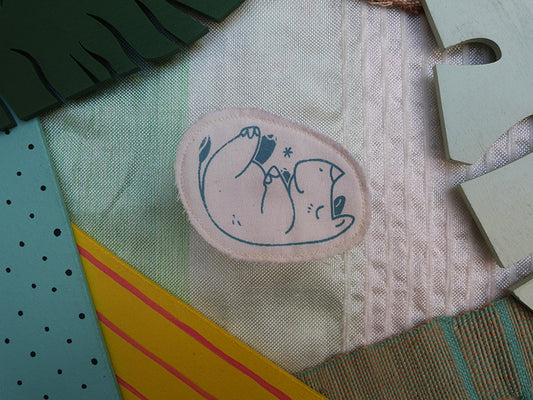 Broche dessinée et sérigraphiée à la main. Rhinocéros.