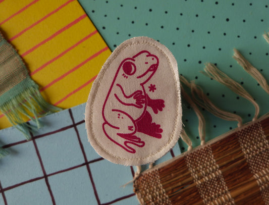 Broche dessinée sérigraphiée et cousue à la main. Grenouille