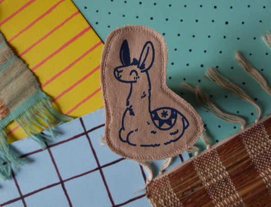 Broche dessinée sérigraphiée et cousue à la main. Lama.