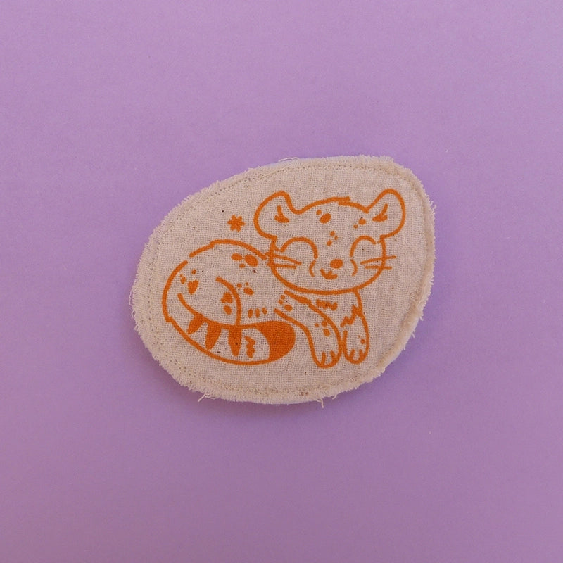 Broche fabriquée à la main avec des chutes de tissus. Impression en sérigraphie artisanale. Illustration d'un guépard mignon.