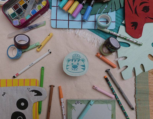 Broche dessinée, sérigraphiée et cousue à la main. Tigre mignon avec un burger sur la tête. Collaboration avec l'artiste Yetitia.