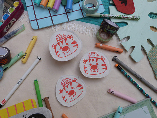 Broche dessinée, sérigraphiée et cousue à la main. Tigre mignon avec un burger sur la tête. Collaboration avec l'artiste Yetitia.