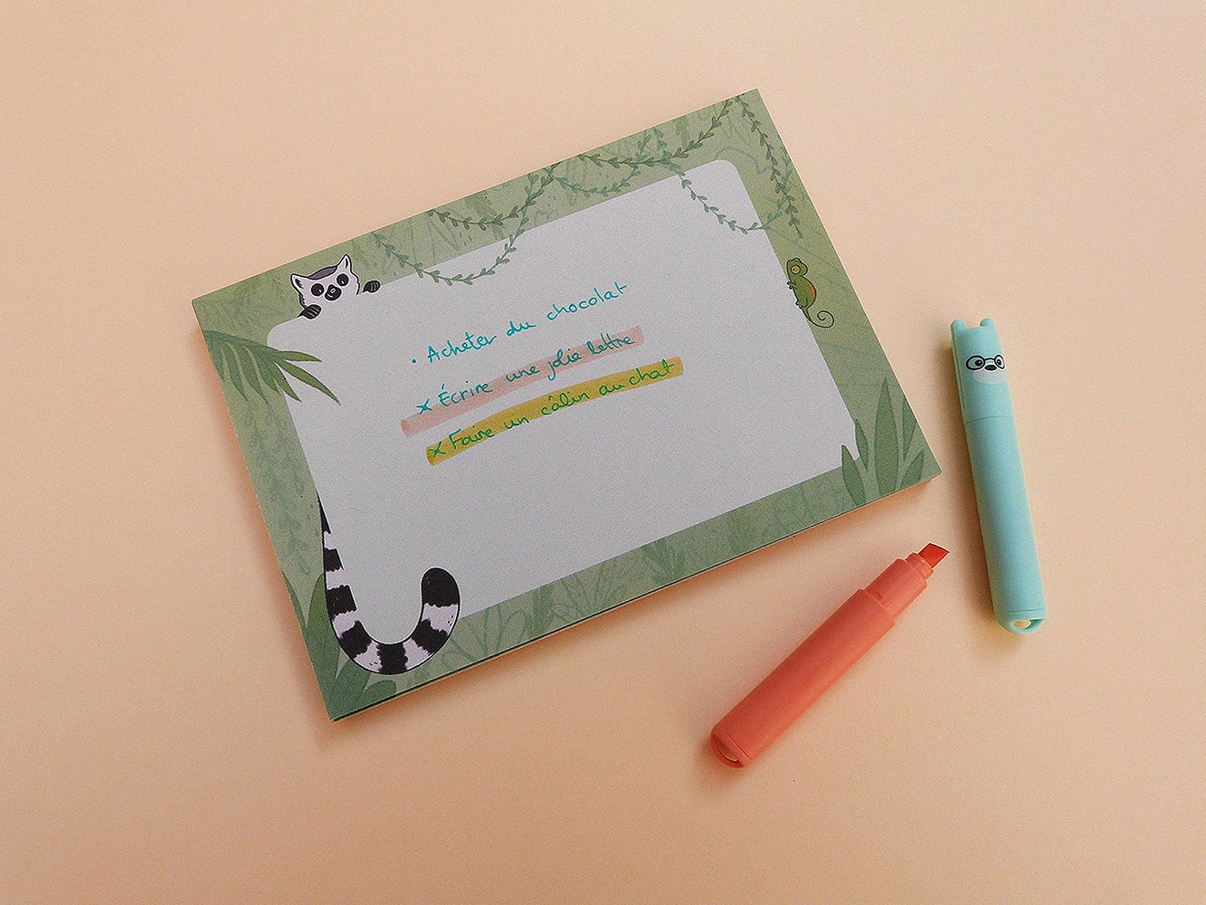 Petit carnet (bloc note) avec un lémurien mignon qui regarde tes listes