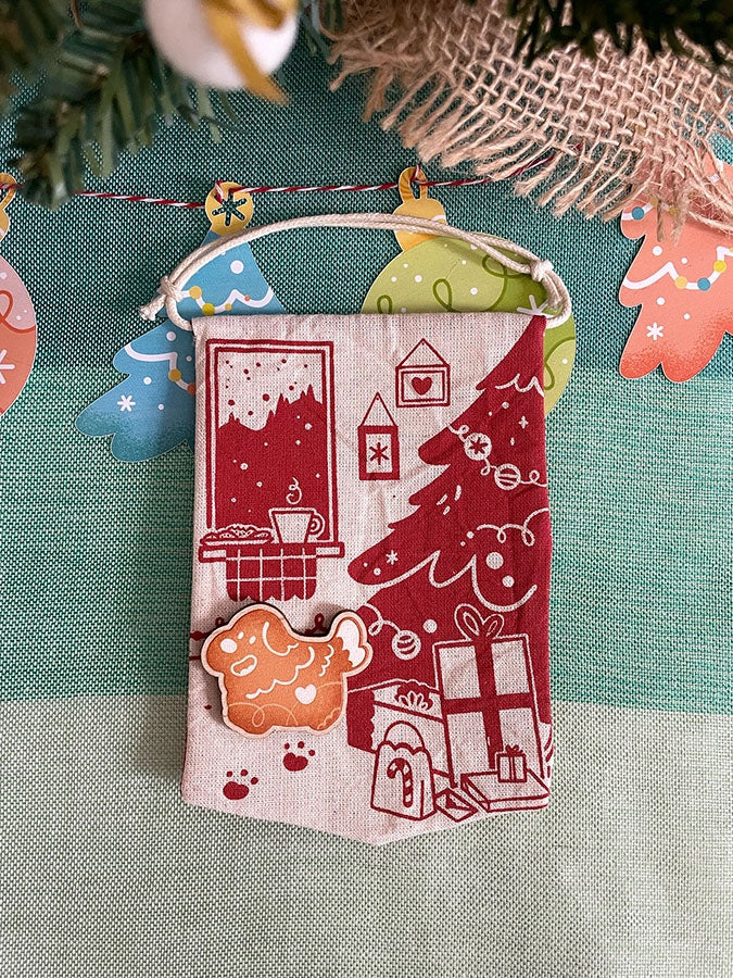 Fanion décoratif fait à la main pour accrocher des pin's. Fabriqué à partir de vieux totebags publicitaires.