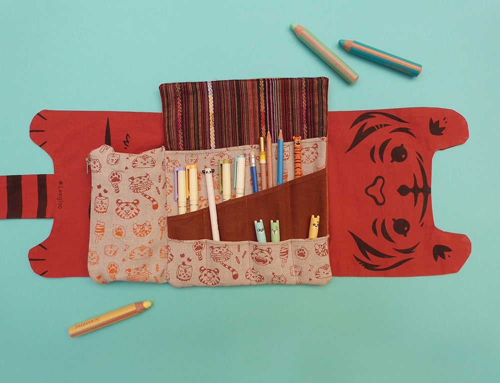 Rouleau d'artiste en forme de tigre, entièrement fabriqué à la main. Sérigraphie artisanale. Trousse originale et mignonne. Une partie interchangeable peut se boutonner à l'intérieur pour s'adapter à ton matériel préféré.