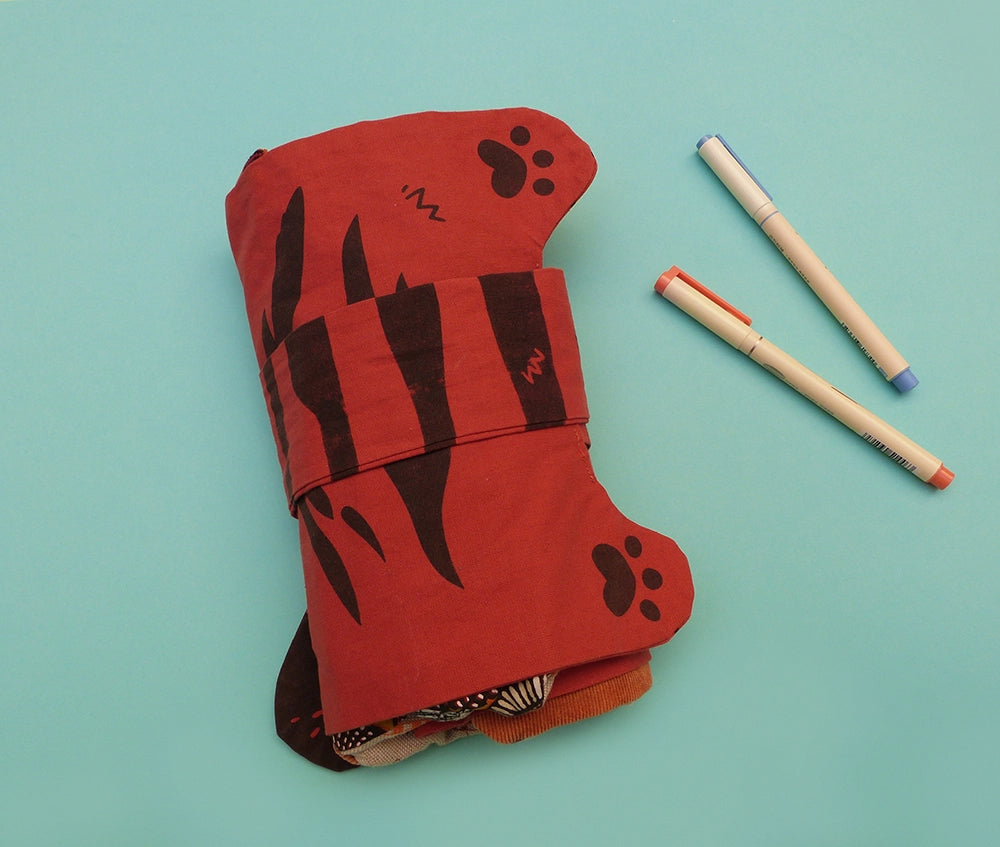 Rouleau d'artiste en forme de tigre, entièrement fabriqué à la main. Sérigraphie artisanale. Trousse originale et mignonne. Une partie interchangeable peut se boutonner à l'intérieur pour s'adapter à ton matériel préféré.