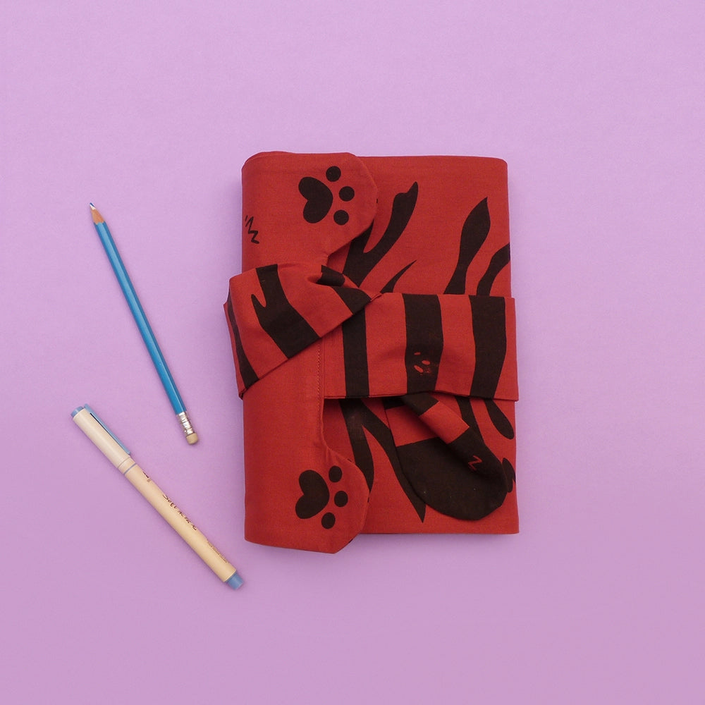 Rouleau d'artiste en forme de tigre, entièrement fabriqué à la main. Sérigraphie artisanale. Trousse originale et mignonne. Une partie interchangeable peut se boutonner à l'intérieur pour s'adapter à ton matériel préféré.