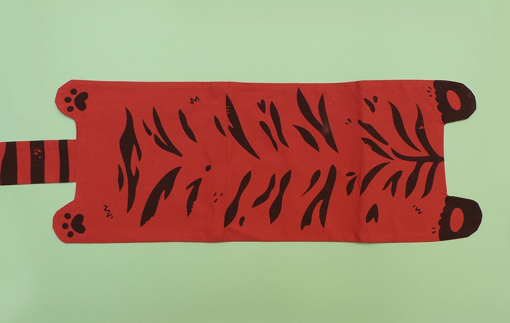 Rouleau d'artiste en forme de tigre, entièrement fabriqué à la main. Sérigraphie artisanale. Trousse originale et mignonne.