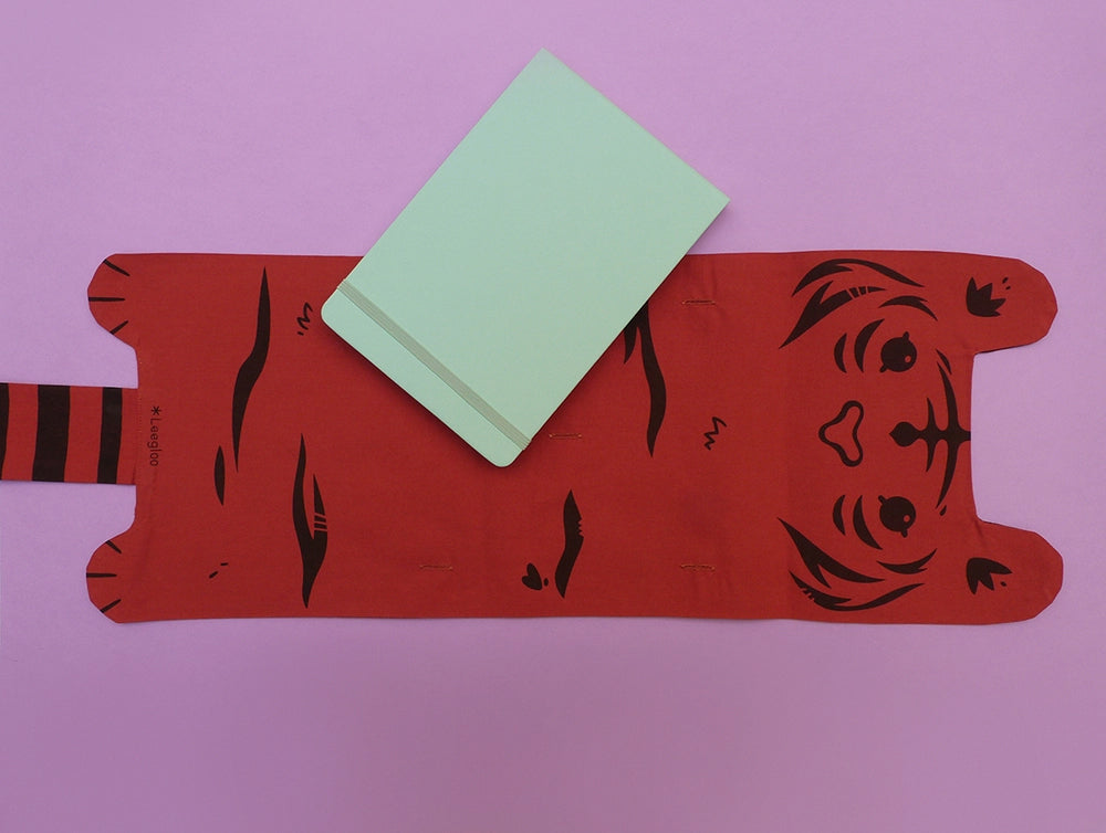 Rouleau d'artiste en forme de tigre, entièrement fabriqué à la main. Sérigraphie artisanale. Trousse originale et mignonne. Une partie interchangeable peut se boutonner à l'intérieur pour s'adapter à ton matériel préféré.