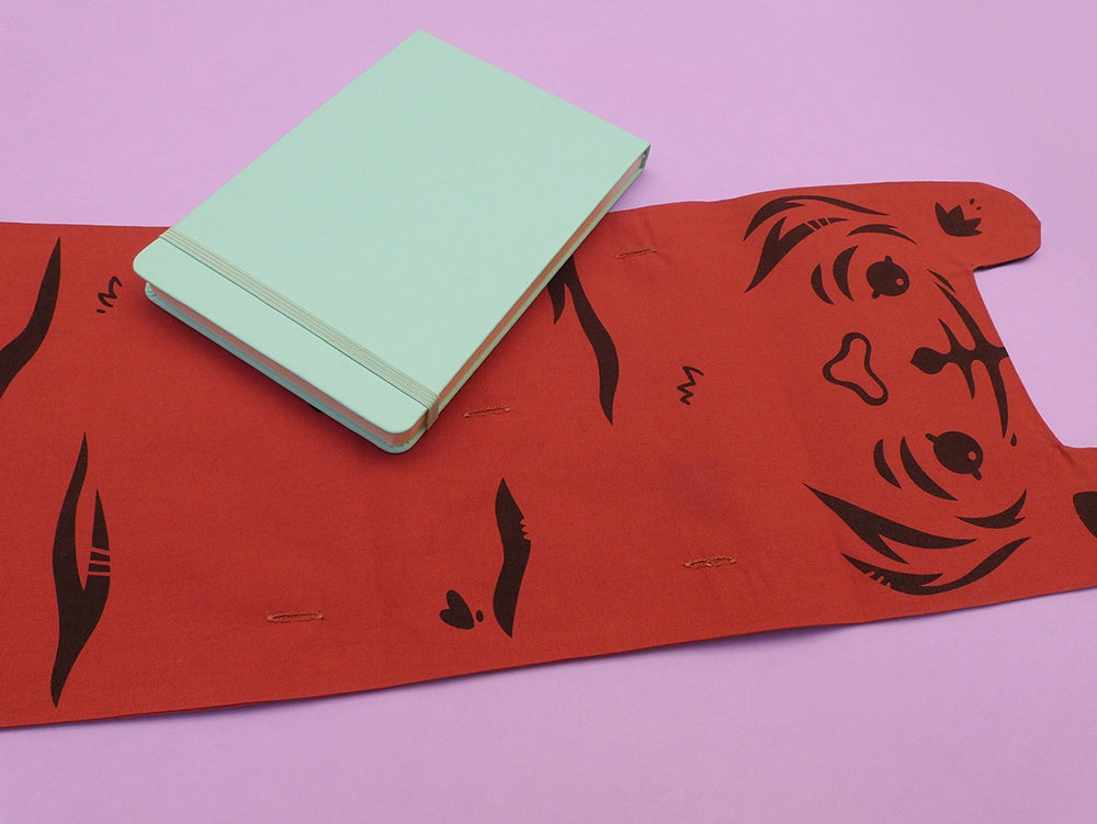 Rouleau d'artiste en forme de tigre, entièrement fabriqué à la main. Sérigraphie artisanale. Trousse originale et mignonne. Une partie interchangeable peut se boutonner à l'intérieur pour s'adapter à ton matériel préféré.