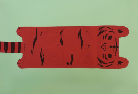 Rouleau d'artiste en forme de tigre, entièrement fabriqué à la main. Sérigraphie artisanale. Trousse originale et mignonne.