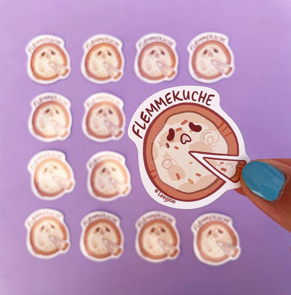 Sticker en forme de tarte flambée alsacienne. Avec écrit "Flemmekuche" au lieu de "Flammekuche"