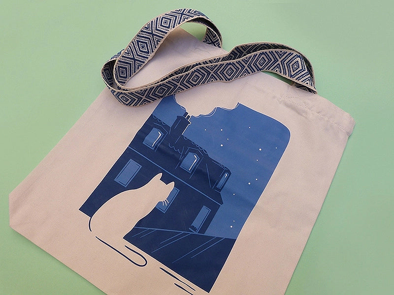 Grand totebag fabriqué en matières recyclées. Impression française. Illustration d'un chat regardant les toits de Paris la nuit.