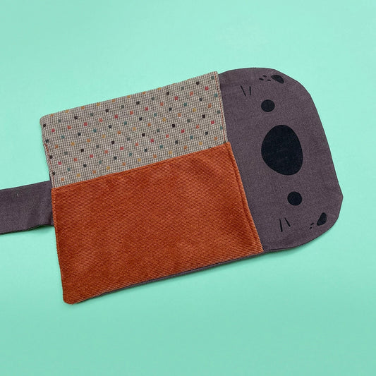 Petite trousse trop mignonne en forme de loutre. Faite entièrement à la main. Artisanale. Dessinée, sérigraphiée et cousue à Lyon. Taille A6. Idéale pour transporter son nécessaire de dessin ou ses fournitures de bureau.