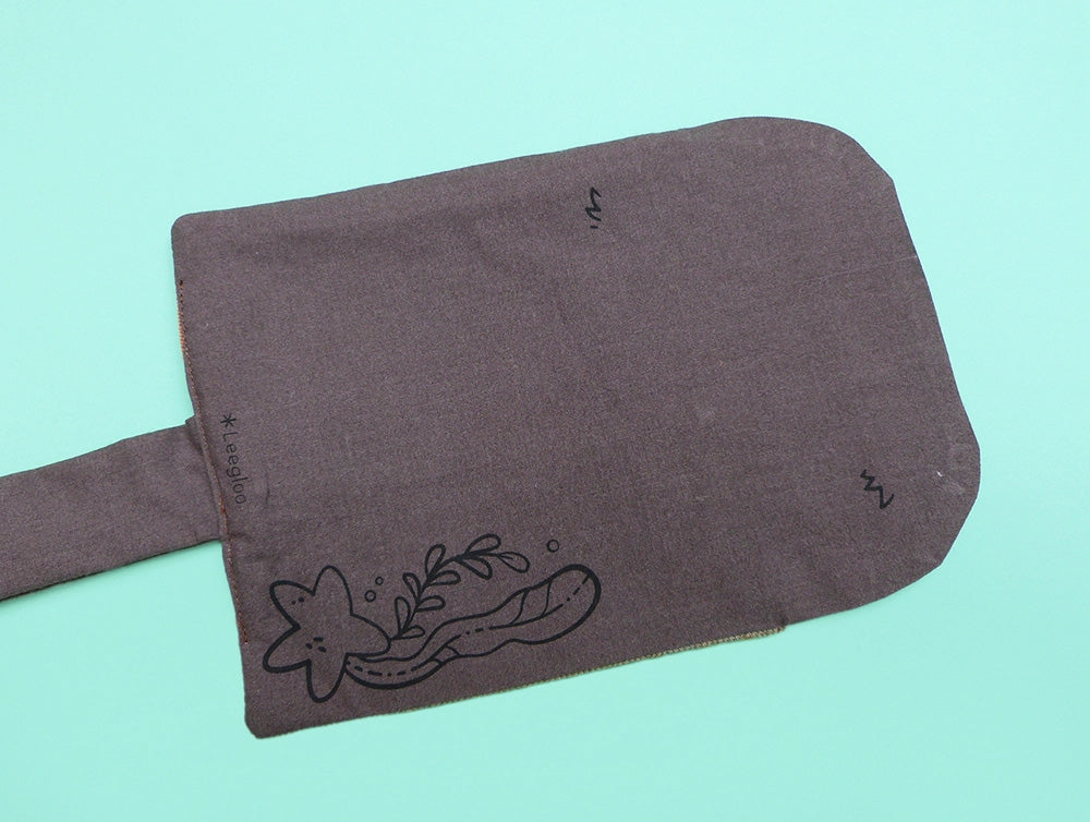 Petite trousse trop mignonne en forme de loutre. Faite entièrement à la main. Artisanale. Dessinée, sérigraphiée et cousue à Lyon. Taille A6. Idéale pour transporter son nécessaire de dessin ou ses fournitures de bureau.