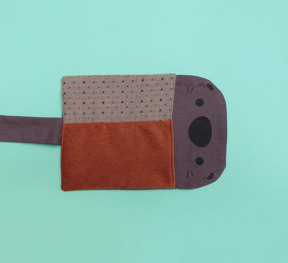 Petite trousse trop mignonne en forme de loutre. Faite entièrement à la main. Artisanale. Dessinée, sérigraphiée et cousue à Lyon. Taille A6. Idéale pour transporter son nécessaire de dessin ou ses fournitures de bureau.