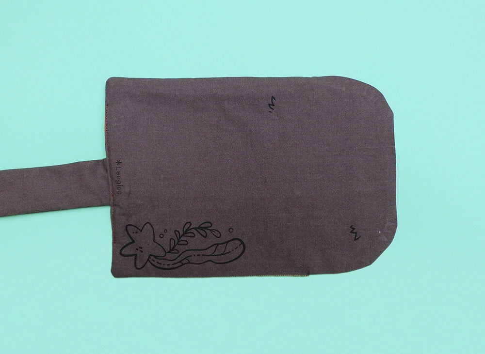 Petite trousse trop mignonne en forme de loutre. Faite entièrement à la main. Artisanale. Dessinée, sérigraphiée et cousue à Lyon. Taille A6. Idéale pour transporter son nécessaire de dessin ou ses fournitures de bureau.
