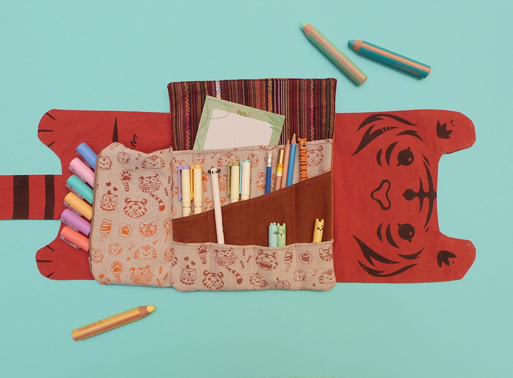 Rouleau d'artiste en forme de tigre, entièrement fabriqué à la main. Sérigraphie artisanale. Trousse originale et mignonne. Une partie interchangeable peut se boutonner à l'intérieur pour s'adapter à ton matériel préféré.