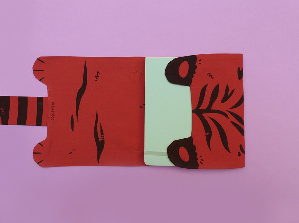 Rouleau d'artiste en forme de tigre, entièrement fabriqué à la main. Sérigraphie artisanale. Trousse originale et mignonne. Une partie interchangeable peut se boutonner à l'intérieur pour s'adapter à ton matériel préféré.