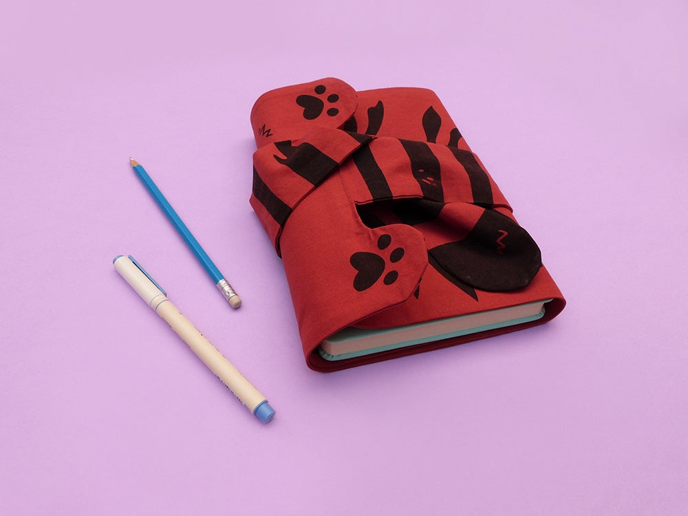 Rouleau d'artiste en forme de tigre, entièrement fabriqué à la main. Sérigraphie artisanale. Trousse originale et mignonne. Une partie interchangeable peut se boutonner à l'intérieur pour s'adapter à ton matériel préféré.
