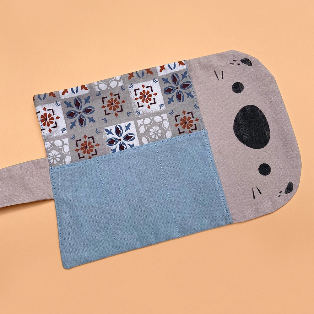 Trousse loutre de couleur blanche. Dessinée, sérigraphiée et cousue à la main. Une manière mignonne de ranger son matériel d'art !
