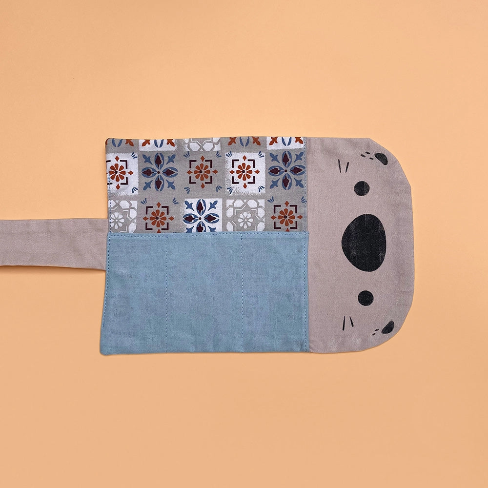 Trousse loutre de couleur blanche. Dessinée, sérigraphiée et cousue à la main. Une manière mignonne de ranger son matériel d'art !