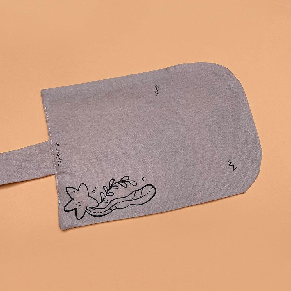 Trousse loutre de couleur blanche. Dessinée, sérigraphiée et cousue à la main. Une manière mignonne de ranger son matériel d'art !