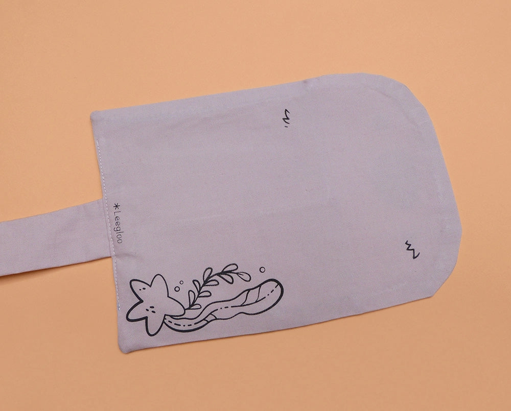 Trousse loutre de couleur blanche. Dessinée, sérigraphiée et cousue à la main. Une manière mignonne de ranger son matériel d'art !