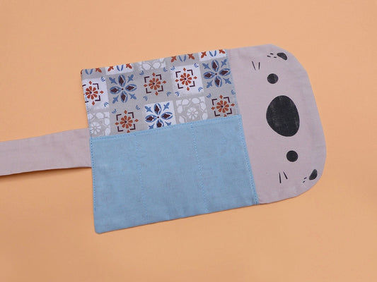 Trousse loutre de couleur blanche. Dessinée, sérigraphiée et cousue à la main. Une manière mignonne de ranger son matériel d'art !