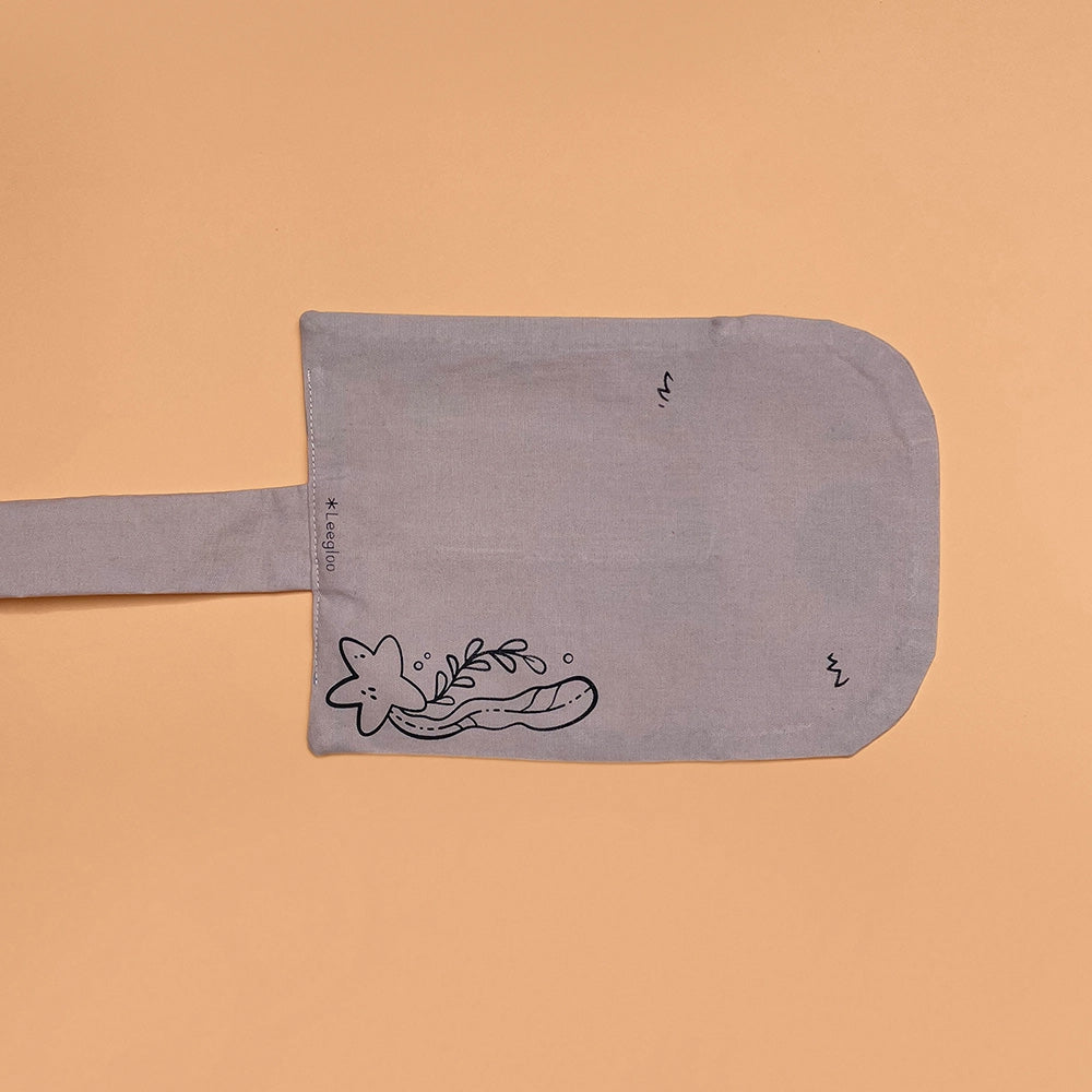 Trousse loutre de couleur blanche. Dessinée, sérigraphiée et cousue à la main. Une manière mignonne de ranger son matériel d'art !