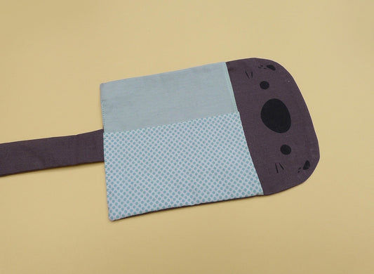 Trousse mignonne taille A6, petite taille, transportable partout et facilement pour emporter ses crayons préférés.