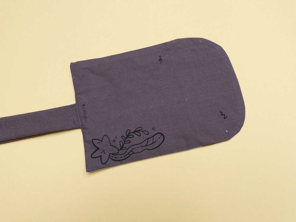 Trousse mignonne taille A6, petite taille, transportable partout et facilement pour emporter ses crayons préférés.