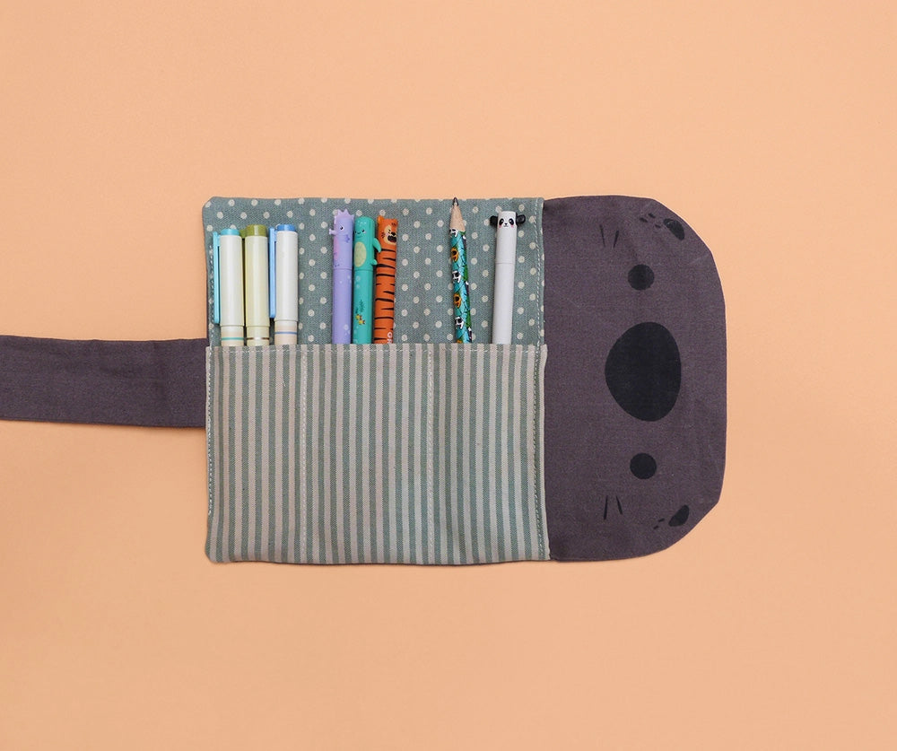 Trousse loutre trop mignonne faite à la main, pour ranger ses fournitures artistiques préférées