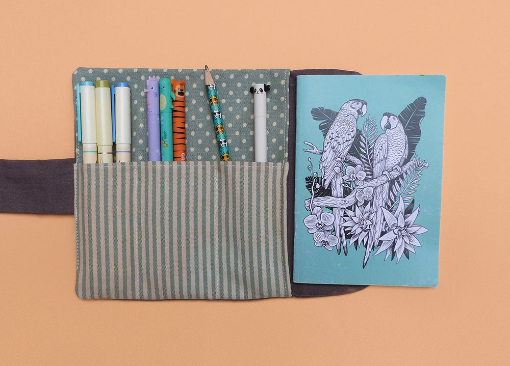 Trousse loutre trop mignonne faite à la main, pour ranger ses fournitures artistiques et un carnet taille A6