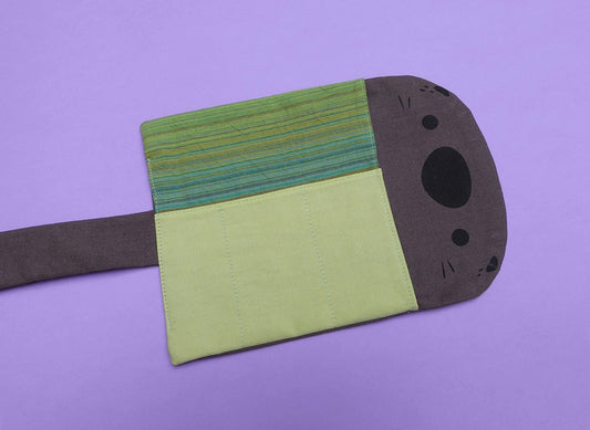 Trousse mignonne taille A6, petite taille, transportable partout et facilement pour emporter ses crayons préférés.