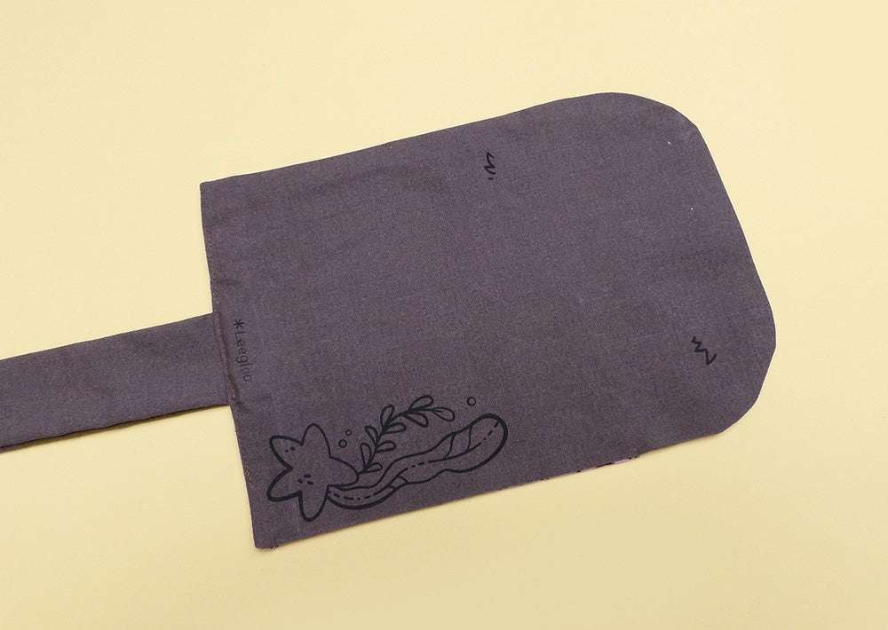 Mini trousse A6 trop mignonne en forme de loutre ! Poches intérieures. Faite entièrement à la main (dessin, sérigraphie et couture).