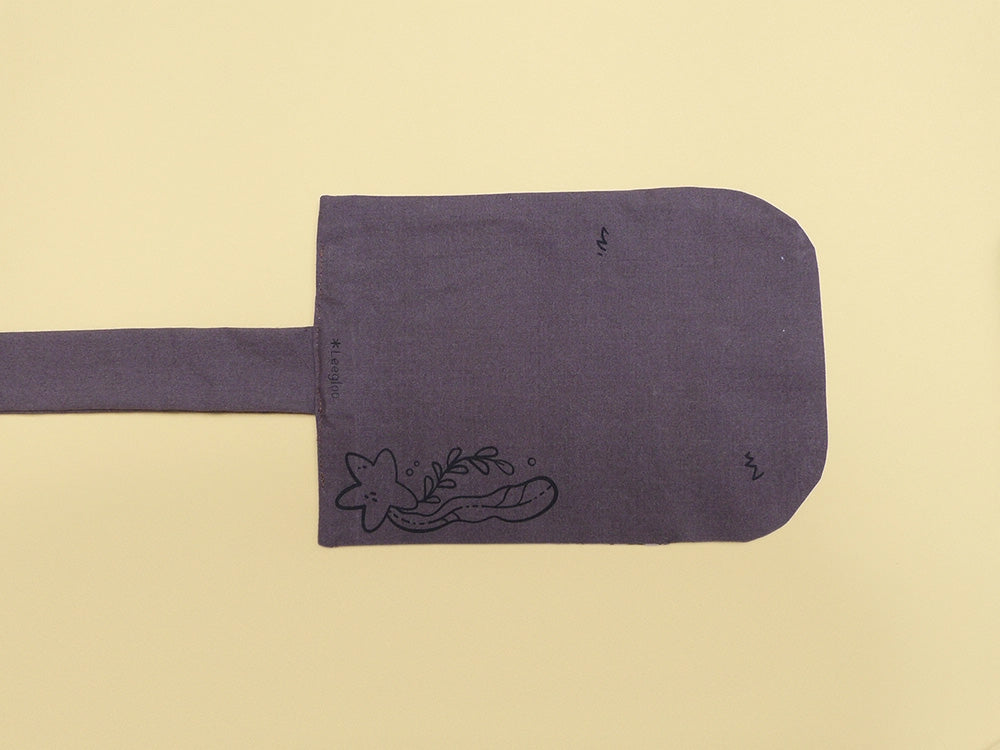 Mini trousse A6 trop mignonne en forme de loutre ! Poches intérieures. Faite entièrement à la main (dessin, sérigraphie et couture).