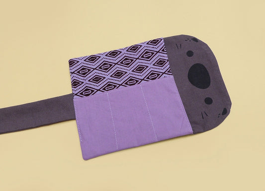 Mini trousse A6 trop mignonne en forme de loutre ! Poches intérieures. Faite entièrement à la main (dessin, sérigraphie et couture).