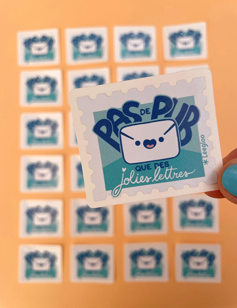 Sticker Stop Pub dessiné à la main. Autocollant fabriqué en France avec du vinyl recyclé.