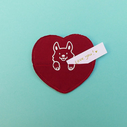 Broche en forme de cœur avec un animal. La broche a une petite poche pour y cacher un mot ou un bonbon ! Entièrement faite à la main.
